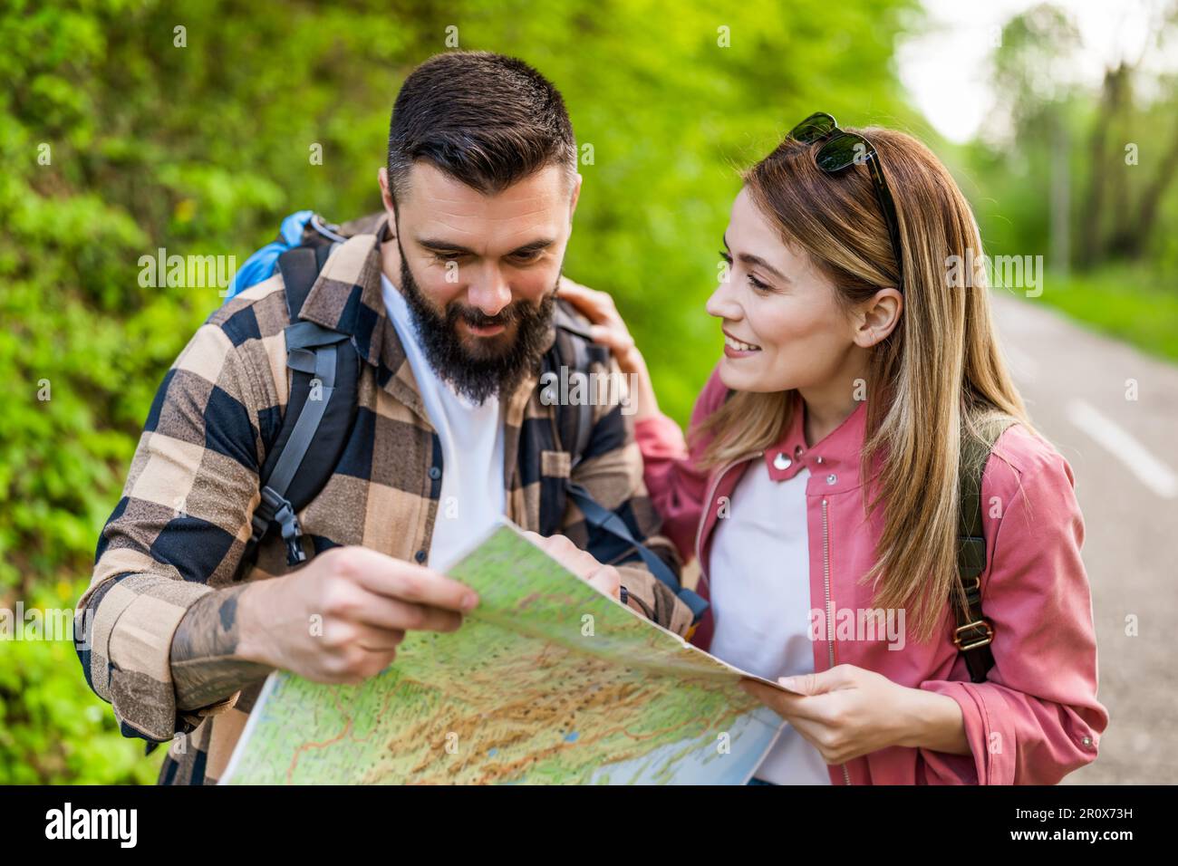 Hiking couple looking map hi-res stock photography and images - Alamy