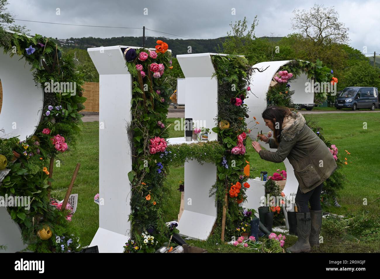 Malvern, Worcestershire, UK. 10th May 2023. RHS Malvern Spring  Finishing touches being made to the floral RHS logo for this years RHS Malvern Spring festival. Credit SImon Maycock / Alamy Live News. Stock Photo
