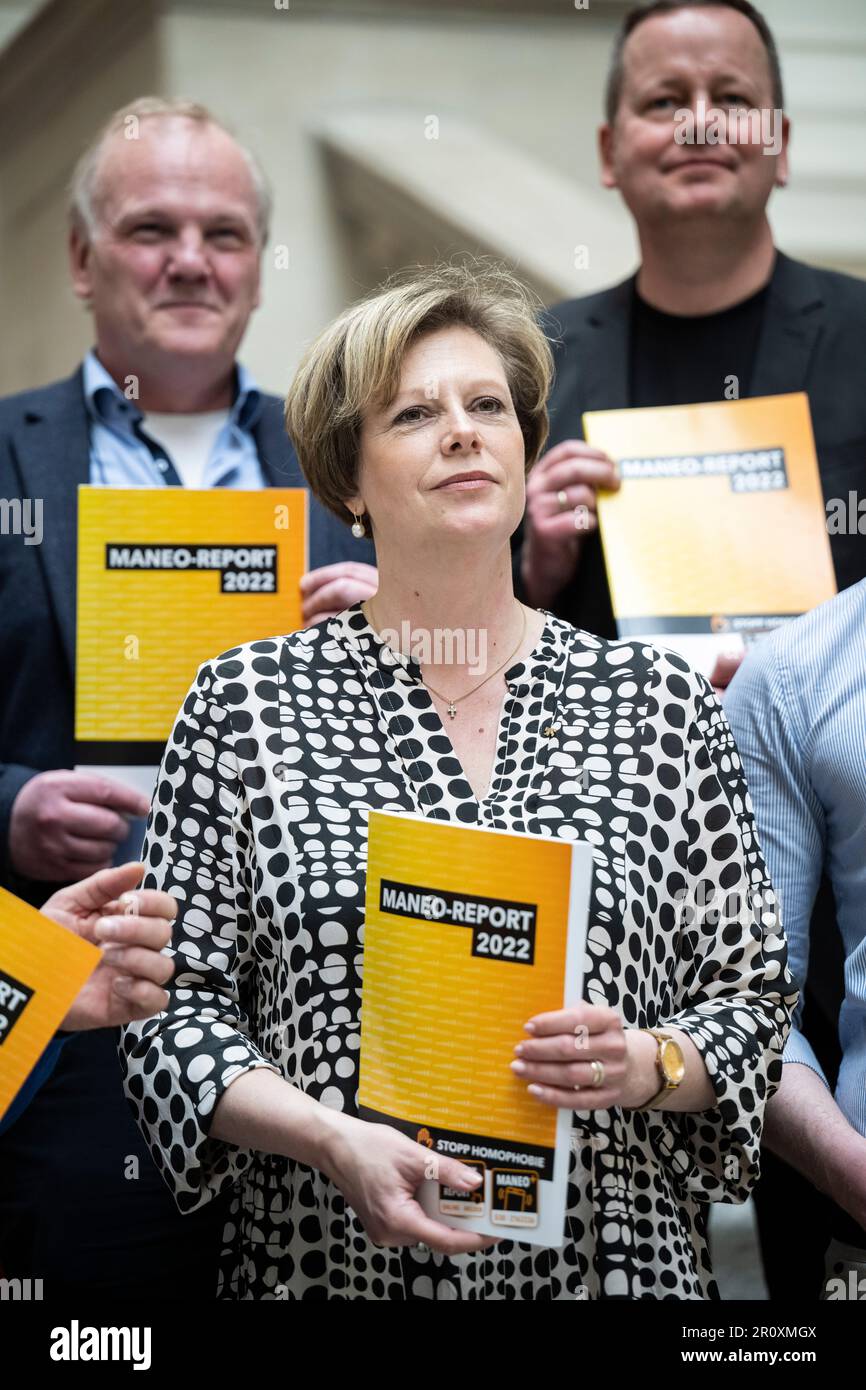 Berlin, Germany. 10th May, 2023. Cornelia Seibeld (CDU, M), president of the House of Representatives, holds the MANEO report. Behind her are Bastian Finke (l), head of the gay anti-violence project MANEO, and Klaus Lederer (Die Linke). The President of the House of Representatives receives from the head of the gay anti-violence project MANEO, the MANEO Report 2022 in the state parliament. Credit: Hannes P. Albert/dpa/Alamy Live News Stock Photo