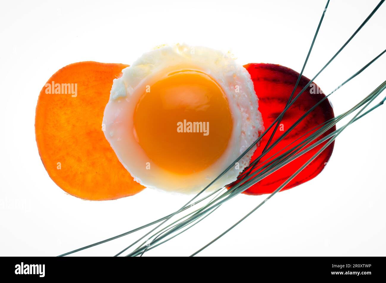 frische leckere Süsskartoffeln mit roter Beete und einem Spiegelei appetitlich zubereitet freigestellt auf weissem hellen Hintergrund grafisch präsent Stock Photo