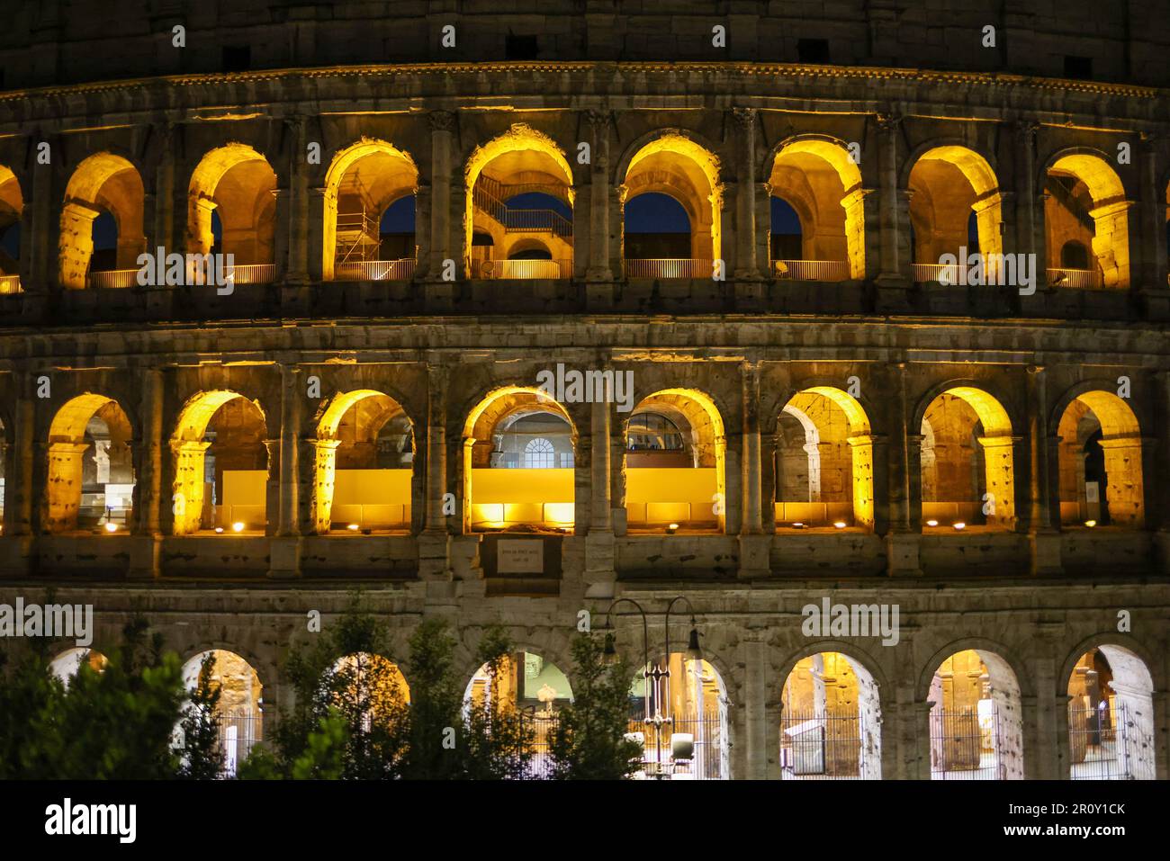 the-iconic-coliseum-of-rome-italy-illuminated-by-the-lights-at-night