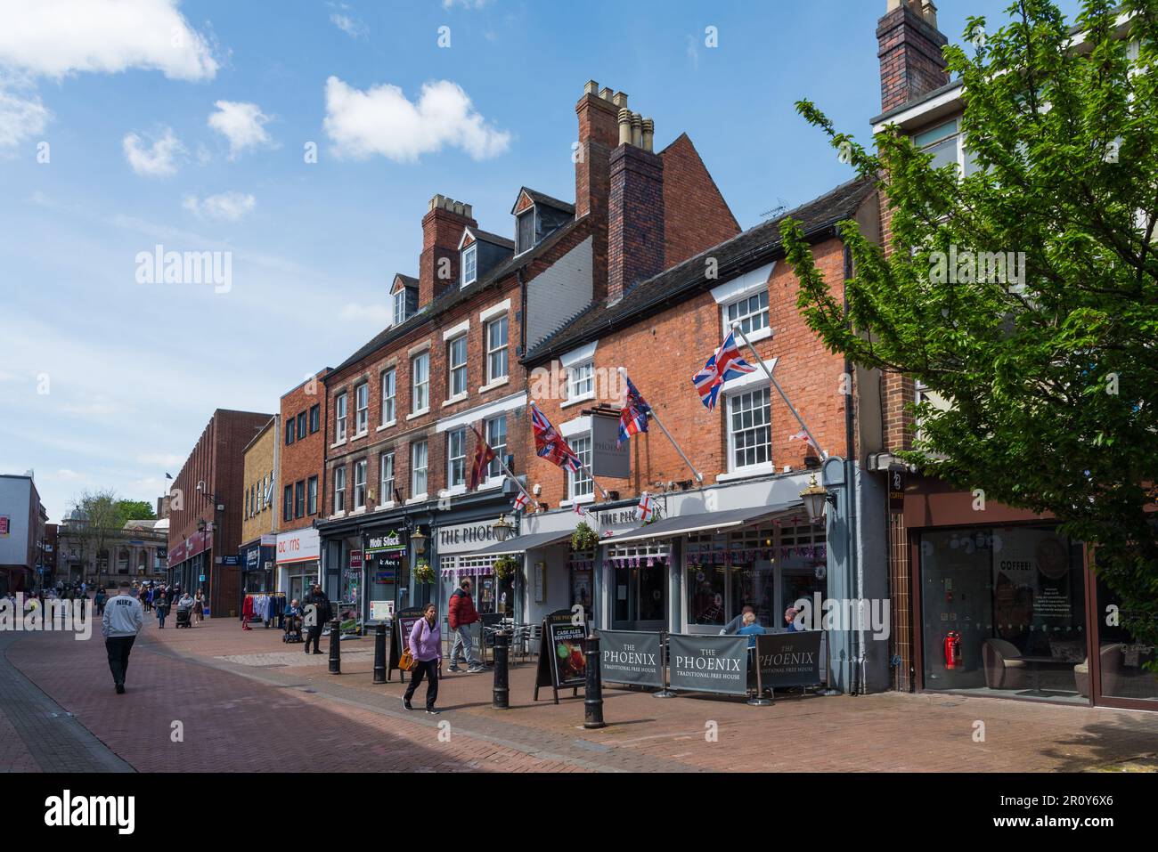 Shops and pubs in George Street, Tamworth, Staffordshire Stock Photo