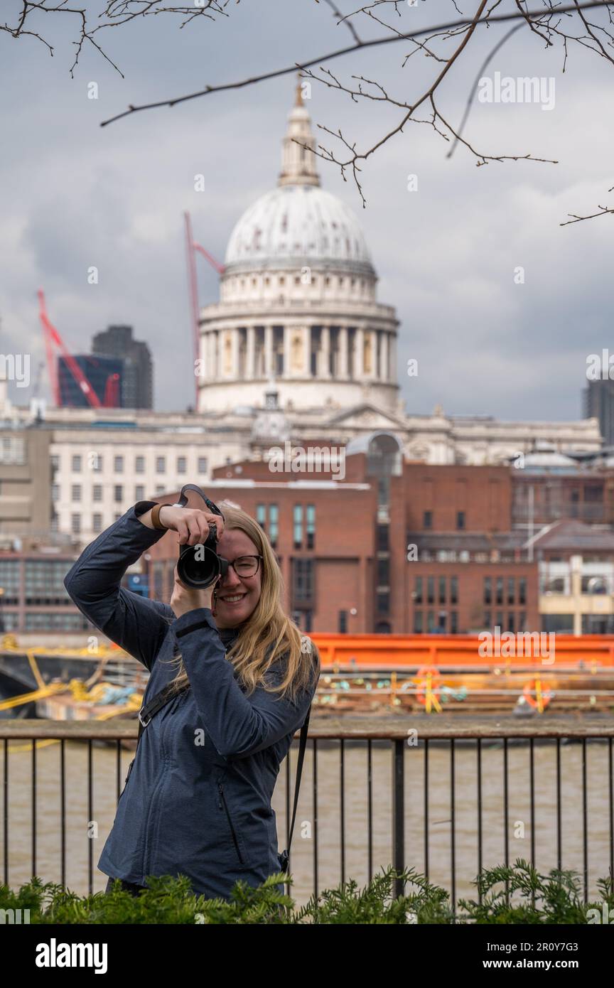 Follow a female photographer as she captures the beauty of the River Thames and the London skyline, showcasing her artistic talent and passion for pho Stock Photo