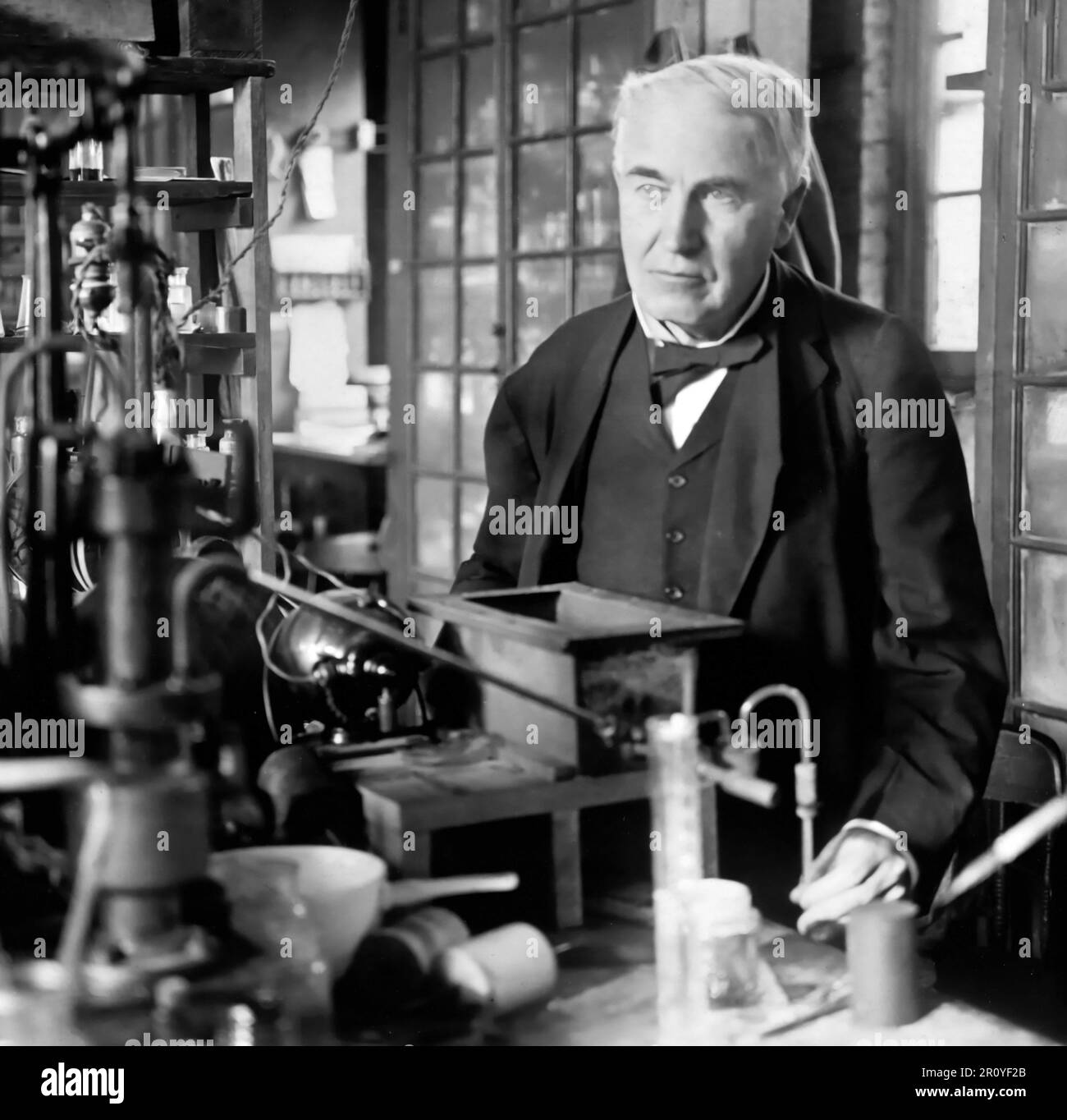 Thomas Edison. The American inventor and businessman, Thomas Alva Edison (1847-1931), in his laboratory.. Portrait, c. 1915 Stock Photo