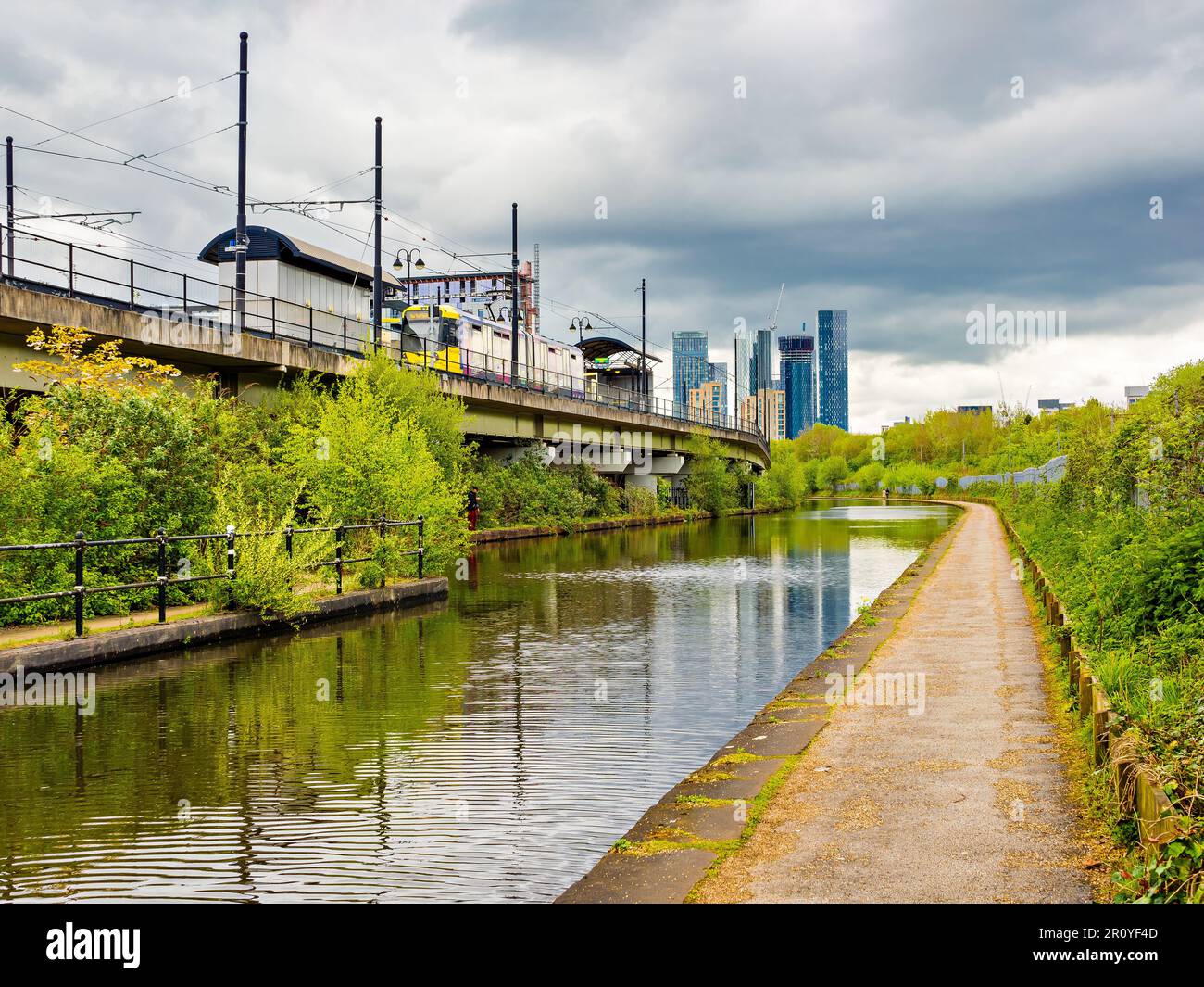 A view along the Bridgewater canal towards Manchester city centre