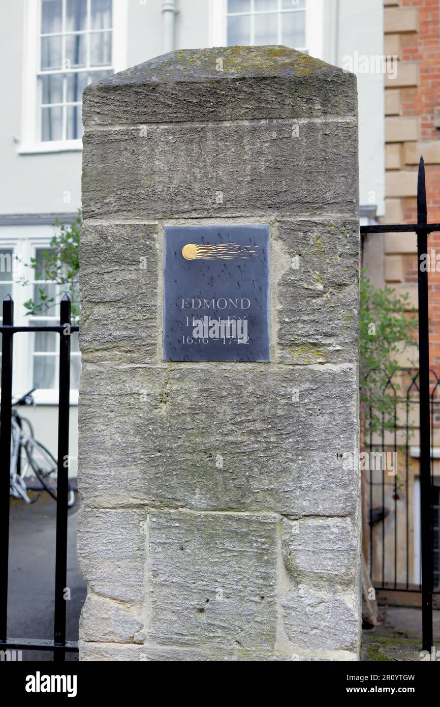 Engraved stone plaque, fixed to the gate-post of 7 New College Lane, Oxford, the official residence of astronomer Edmond Halley. Stock Photo