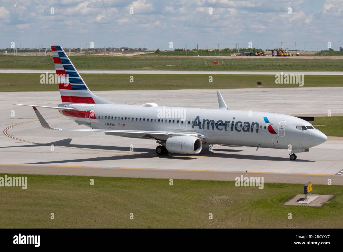 An American Airlines Boeing 737 arriving at Calgary International Airport Stock Photo