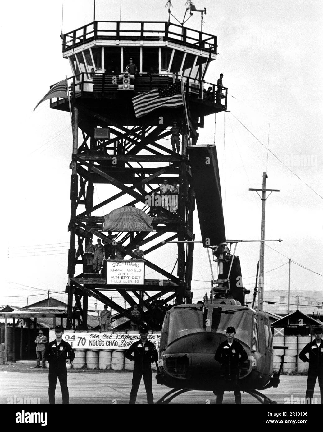 洋書 Army Aviation in Vietnam 1963-1966 Army Aviation In Vietnam 1963 1966. by Young, Ralph B.: Good