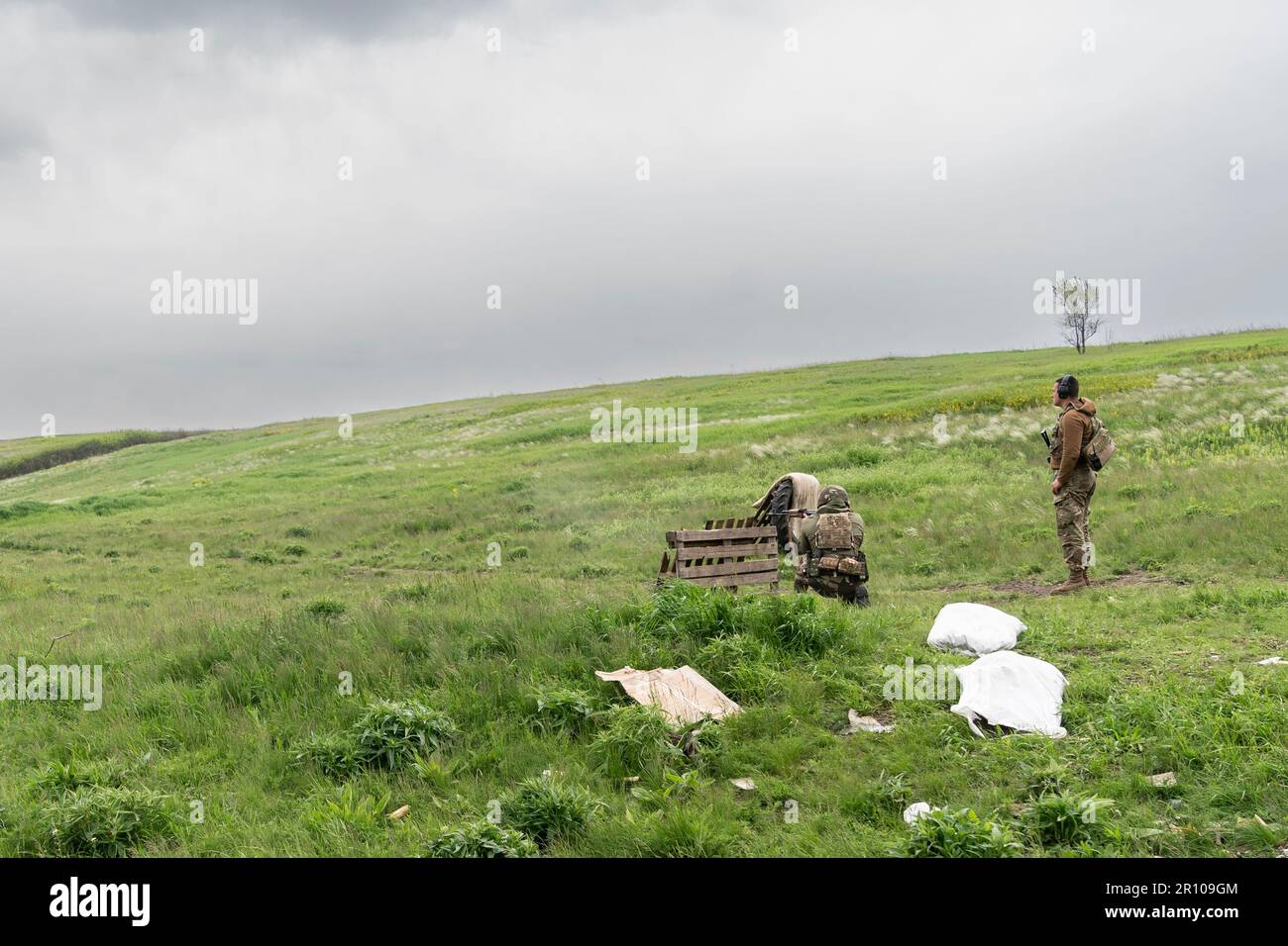Ukrainian soldiers train on improvised firing range near village of ...