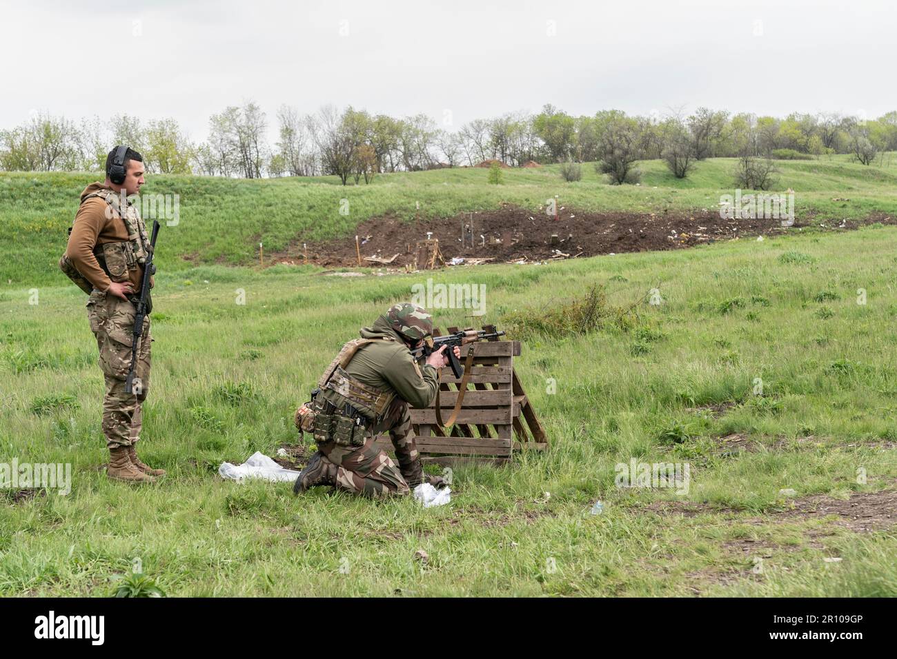 Ukrainian soldiers train on improvised firing range near village of