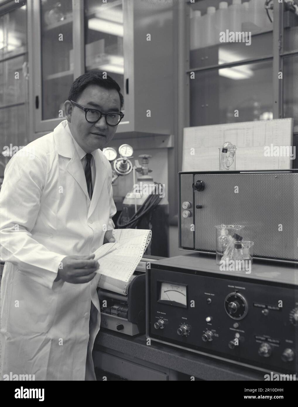 Moffett Field, California, USA. 7th Aug, 1965. Vance I. Oyama holds a readout from the gas chromatograph in the life detection laboratory at NASA's Ames Research Center in this picture from April 22, 1965. Oyama had a long career at NASA, during which he served as Life Detection Systems branch chief; he examined lunar soil samples and also helped design experiments for the Viking Mars Landers. Both he and his brother Jiro pioneered new areas of life sciences research at Ames. Credit: Emerson Shaw/NASA/ZUMA Press Wire Service/ZUMAPRESS.com/Alamy Live News Stock Photo