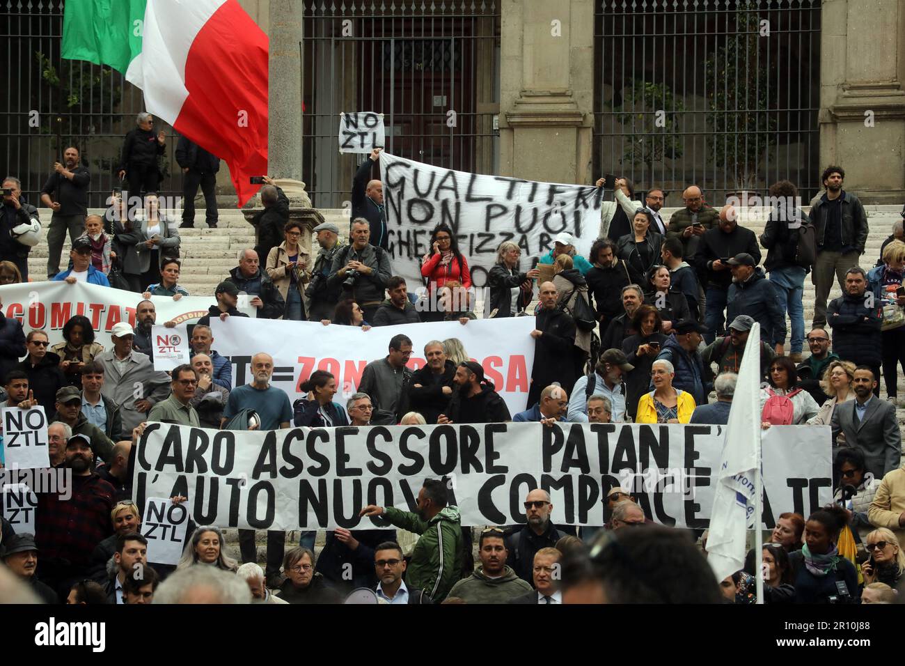 Rome, . 11th Feb, 2021. Rome, Italy 10.05.2023: Manifestazione in campidoglio di cittadini a Roma contrari allla ZTL fascia verde dal 1 novembre 2023, che escluderebbe le auto inquinanti a benzina e diesel fino a euro 4 e motorini, all'interno della fascia verde della città di Roma che è estesa fino alla periferia . Molti striscioni di protesta contro il sindaco Gualtieri. Credit: Independent Photo Agency/Alamy Live News Stock Photo