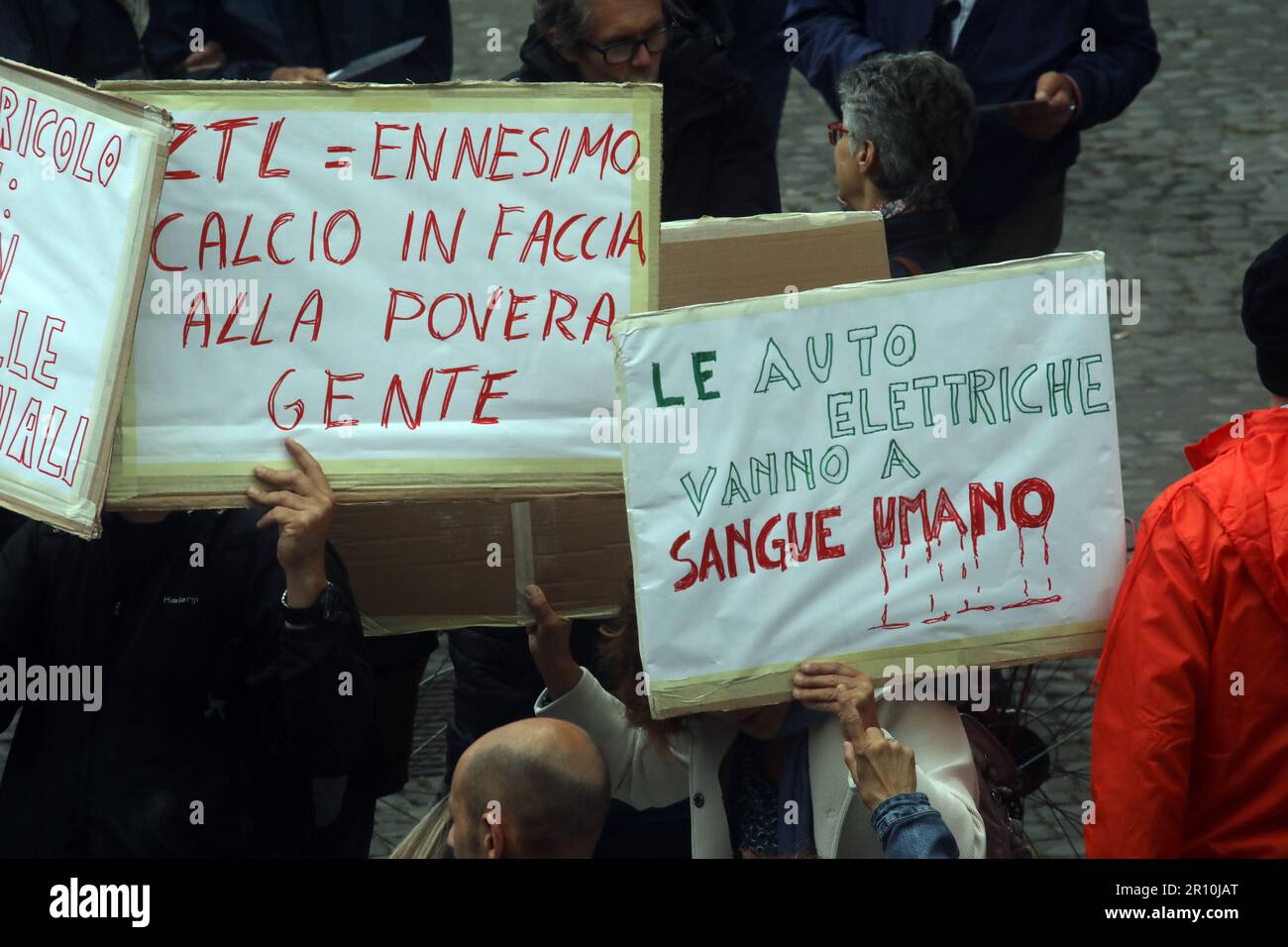 Rome, . 11th Feb, 2021. Rome, Italy 10.05.2023: Manifestazione in campidoglio di cittadini a Roma contrari allla ZTL fascia verde dal 1 novembre 2023, che escluderebbe le auto inquinanti a benzina e diesel fino a euro 4 e motorini, all'interno della fascia verde della città di Roma che è estesa fino alla periferia . Molti striscioni di protesta contro il sindaco Gualtieri. Credit: Independent Photo Agency/Alamy Live News Stock Photo