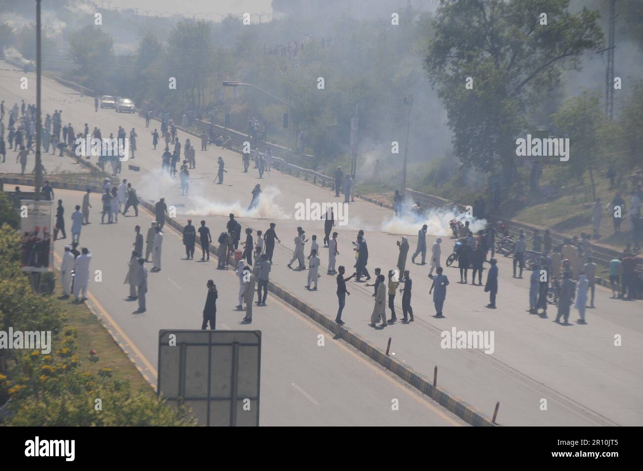 Islamabad, Pakistan. 10th May, 2023. Pakistani Security Forces Fire ...