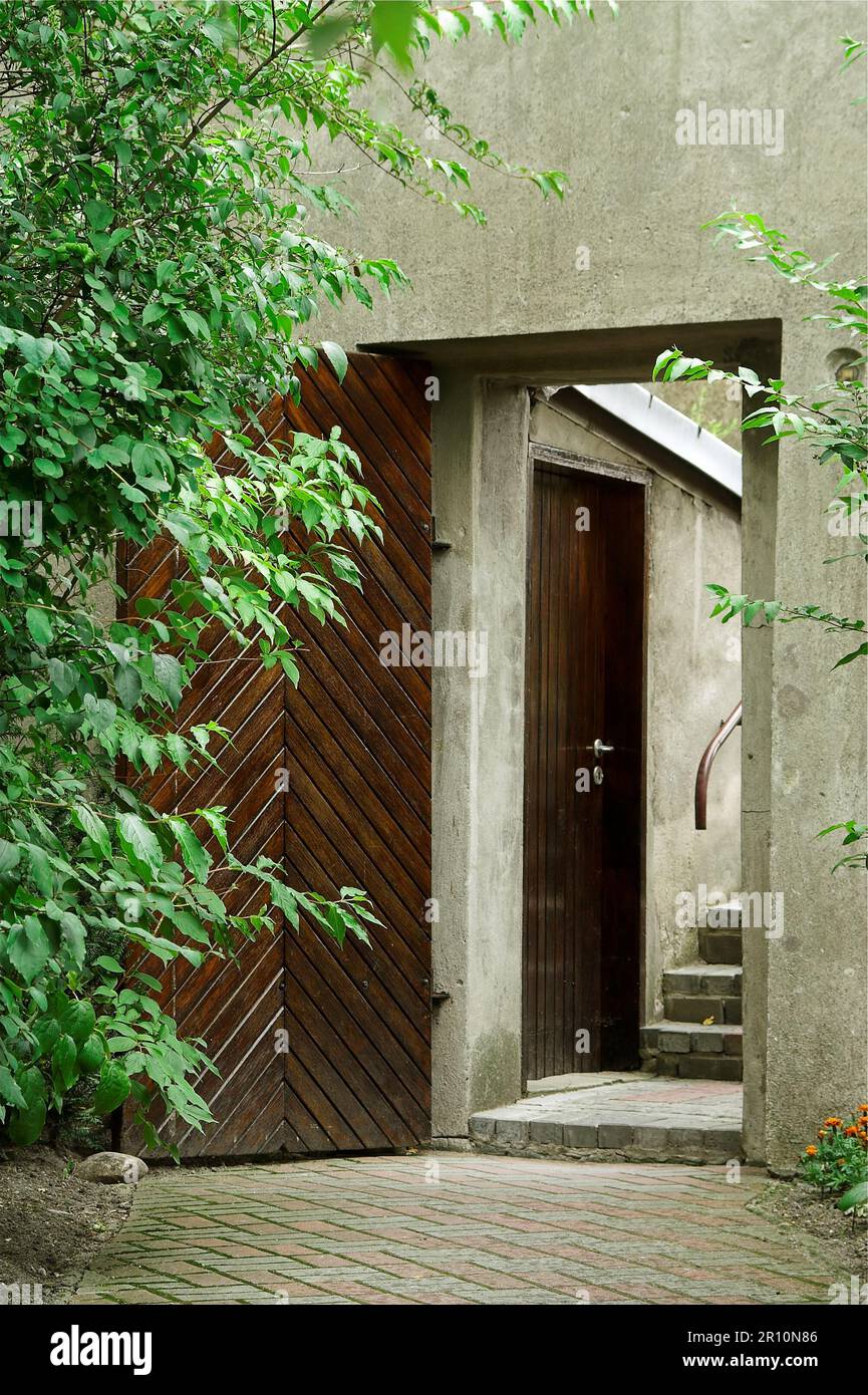 Poland, Polen, Polska; Wide open door in the wall; Weit geöffnete Tür in der Wand; Puerta abierta de par en par en la pared; Stock Photo