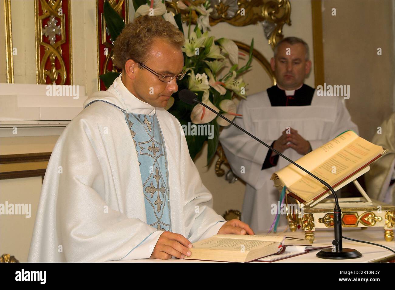 Poland, Polen, Polska; a catholic priest in a chasuble celebrates the holy mass; Ein katholischer Priester in einer Kasel feiert die heilige Messe Stock Photo