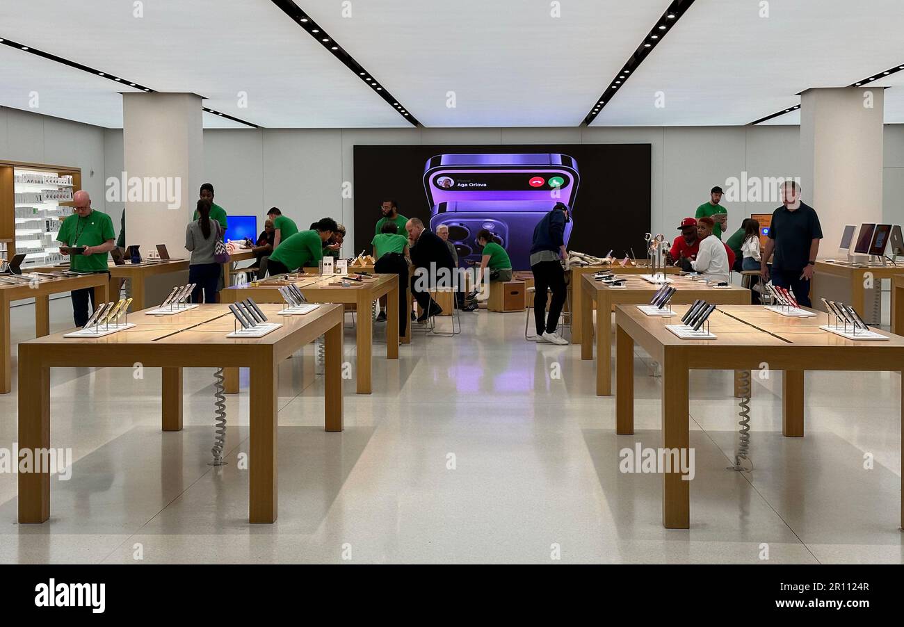 Wauwatosa, Wisconsin, USA. 10th May, 2023. The Apple Store at Mayfair Mall in Wauwatosa