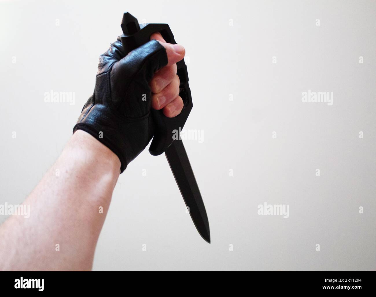 Hand holding knife hi-res stock photography and images - Alamy