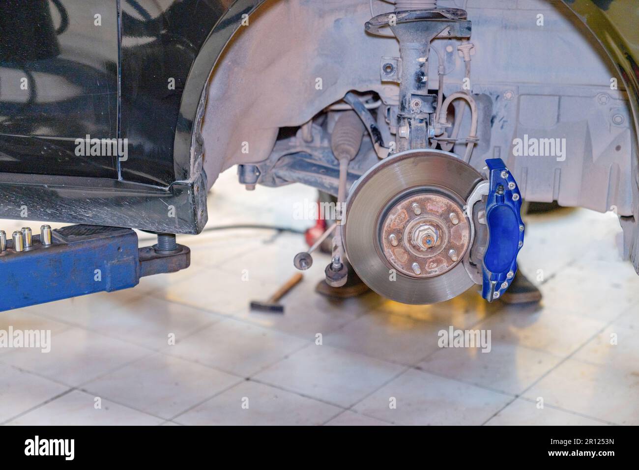 Change Auto hub bearing and bow end wheel of car for maintenance