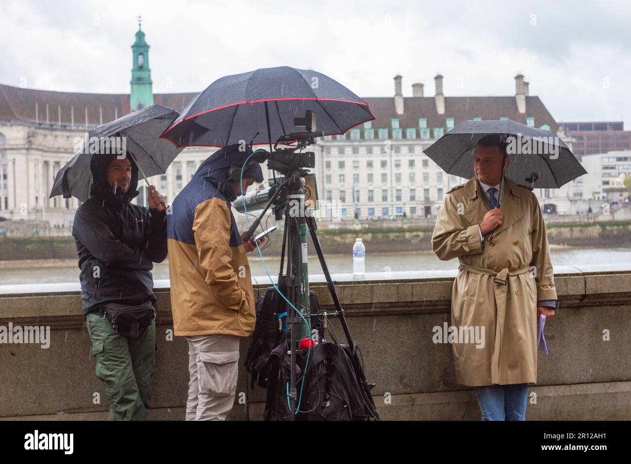 London, Westminster, Britain. 06/5/2023. Television crew and reporter preparing to report live on Coronation Day. Helen Cowles / Alamy. Stock Photo