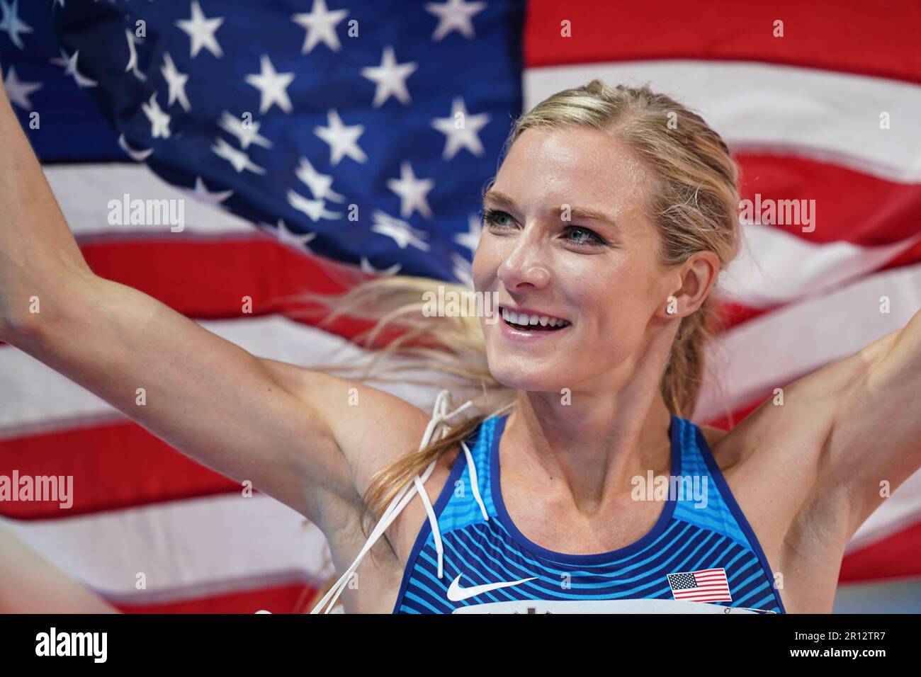 Emma COBURN celebrating his victory with his country's flag in the 3000