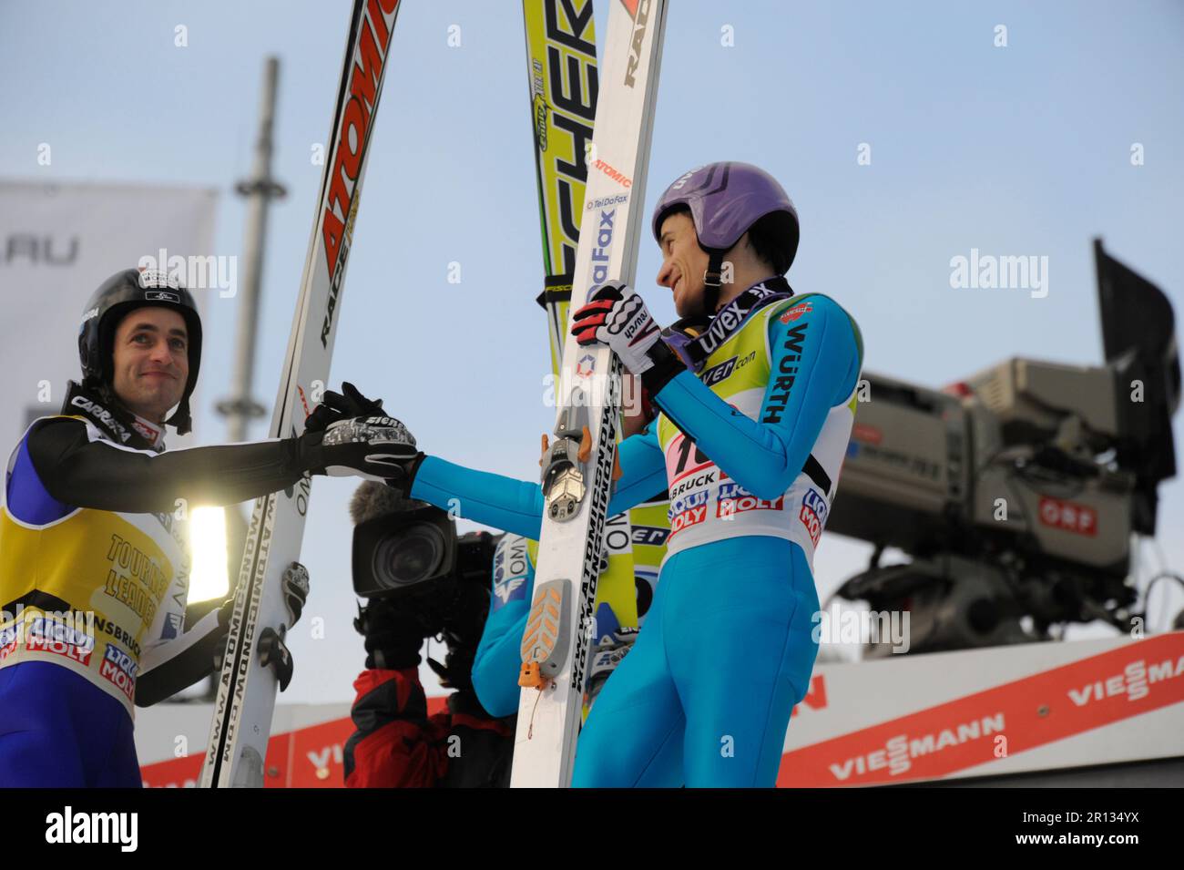 Martin SCHMITT gratuliert dem Sieger Wolfgang Loitzl, AUT, 4 Schanzen