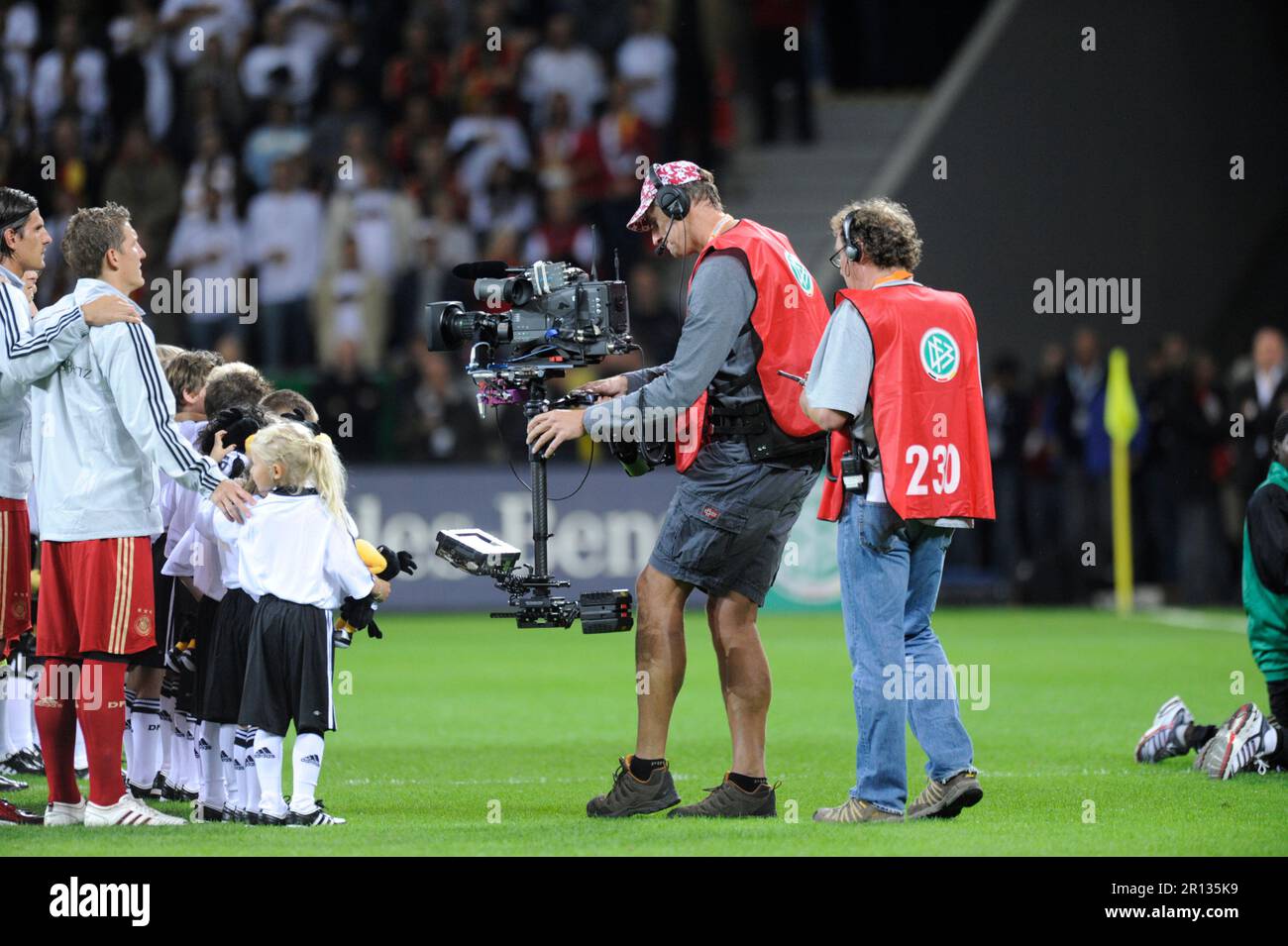 TV Kameramann mit Steadicam Fußball Länderspiel, Deutschland - Südafrika 2:0, 5.9.2009. Stock Photo