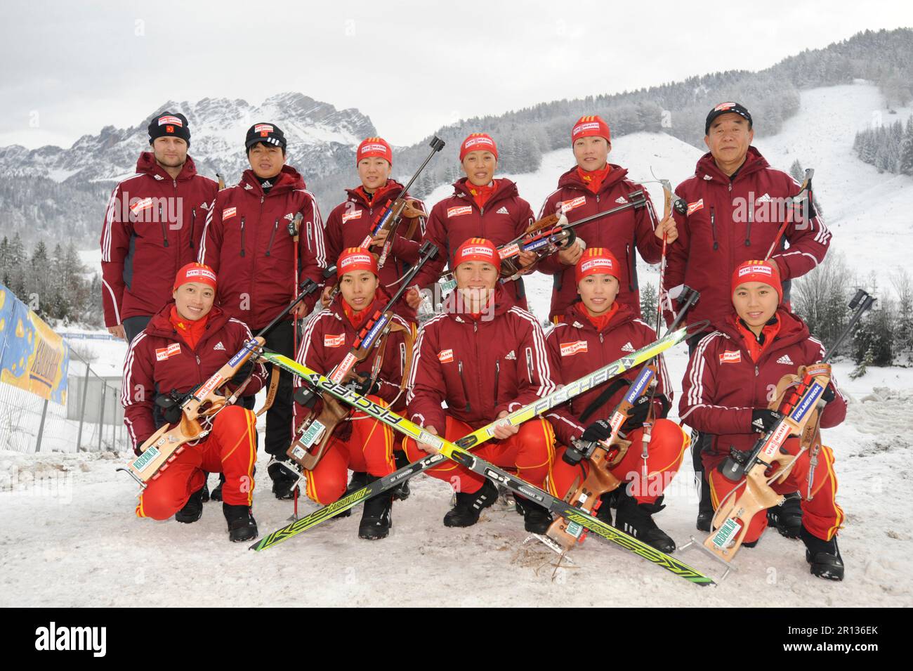 Biathlon Team China oben von links: Rene Altenburger Koch, Song Wenbin,  Dong Xue, Liu Xianying, Yu Shumei, Liang Xinan, unten von links: Kong  Yingchao, Wang ChunLI, Zhang Changye, Song Chaoqing, Liu Yuanyuan