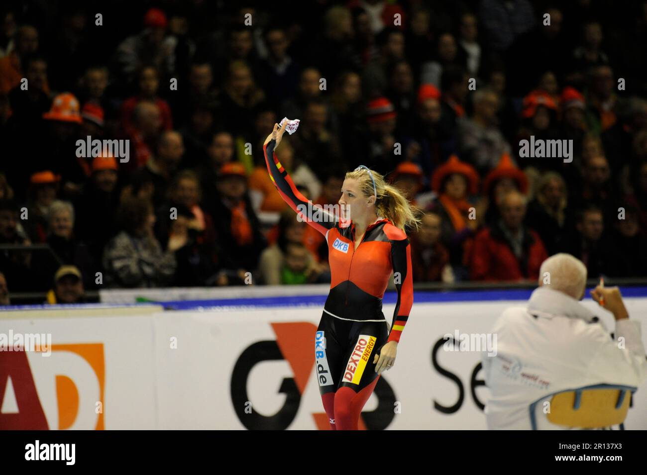 Anni Friesinger - Potsma Geste winkt 1500m beim Essent ISU Welt Cup Eisschnelllauf 13.11.2009 in Heerenveen. Stock Photo