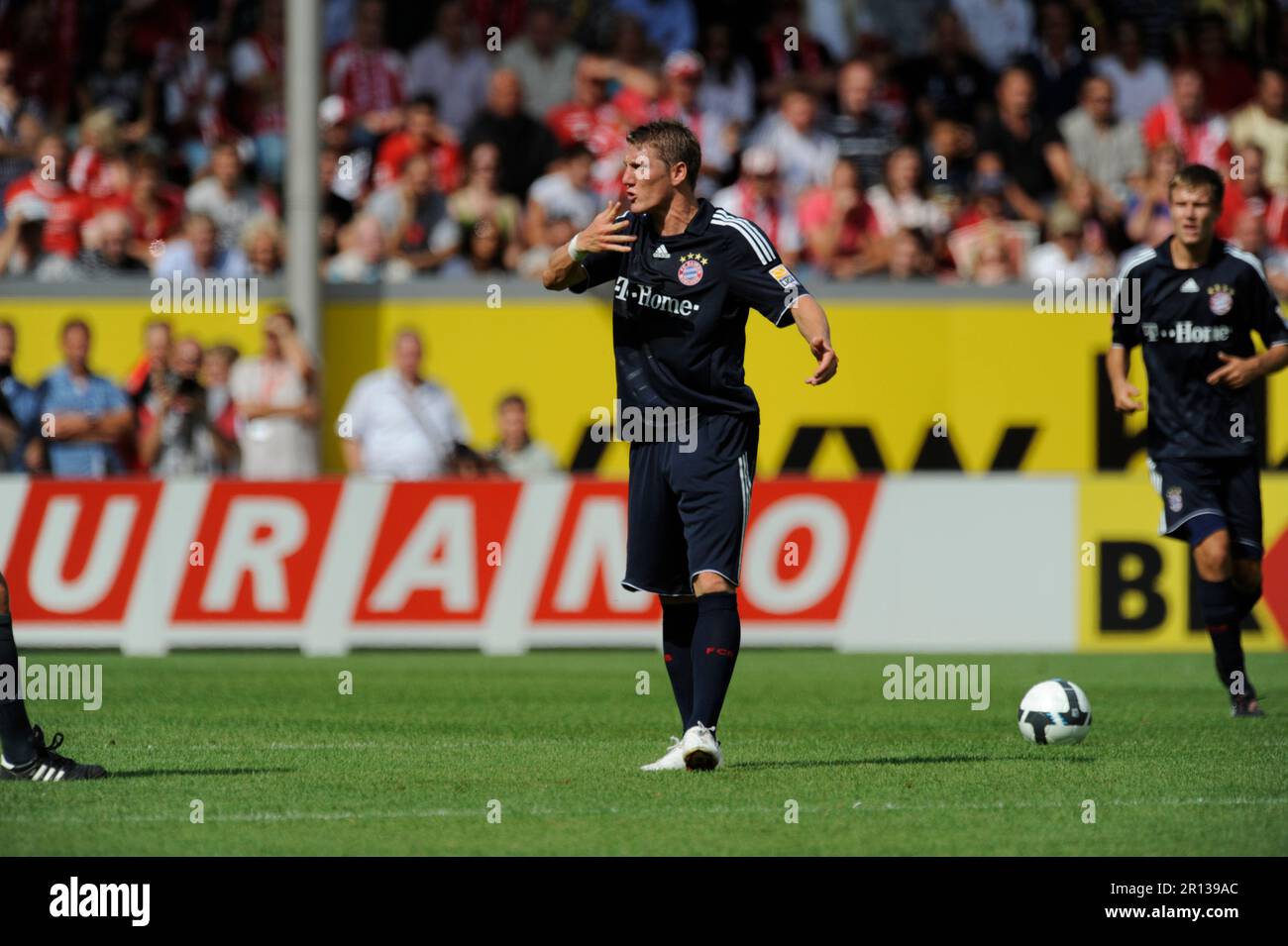 Bastian Schweinsteiger Geste Fußball Bundesliga FSV Mainz 05 - FC Bayern München 2:1. 22.8.2009. Stock Photo