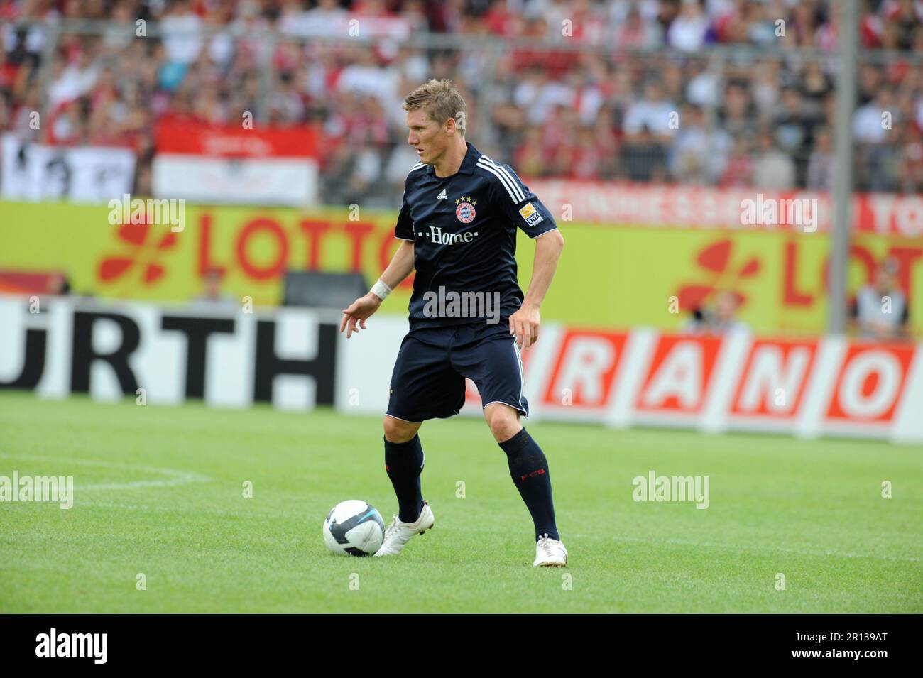 Bastian Schweinsteiger Aktion Fußball Bundesliga FSV Mainz 05 - FC Bayern München 2:1. 22.8.2009. Stock Photo