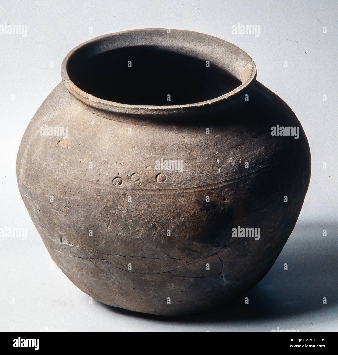 Olla de cerámica gris, procedente de Sant Vicenc de Rus, Castellar de n'Hug. Siglos XII-XIII. Museu d'Història de Catalunya. Stock Photo