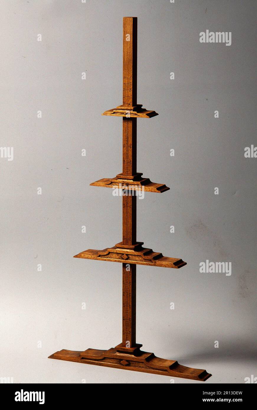 Ballestilla, instrumento de navegación antiguo utilizado para medir la  altura del sol y otros astros sobre el horizonte. Siglo XVI. Museu  d'Història de Catalunya Stock Photo - Alamy