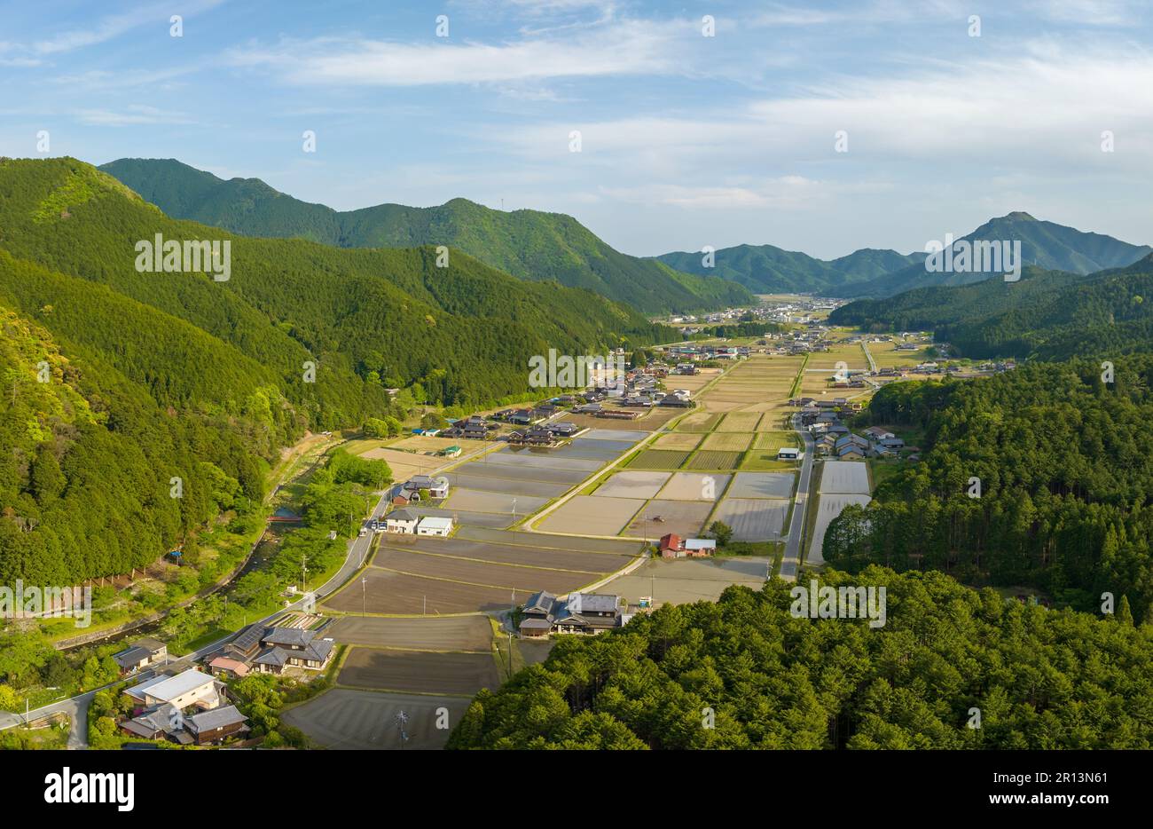 Homes japan mountain valley hi-res stock photography and images