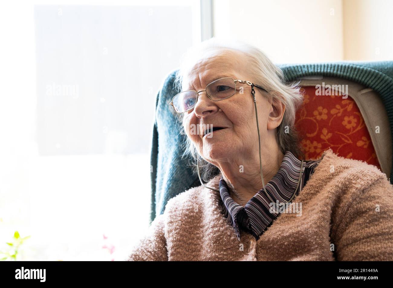 Old wrinkled face woman sitting hi-res stock photography and images - Alamy