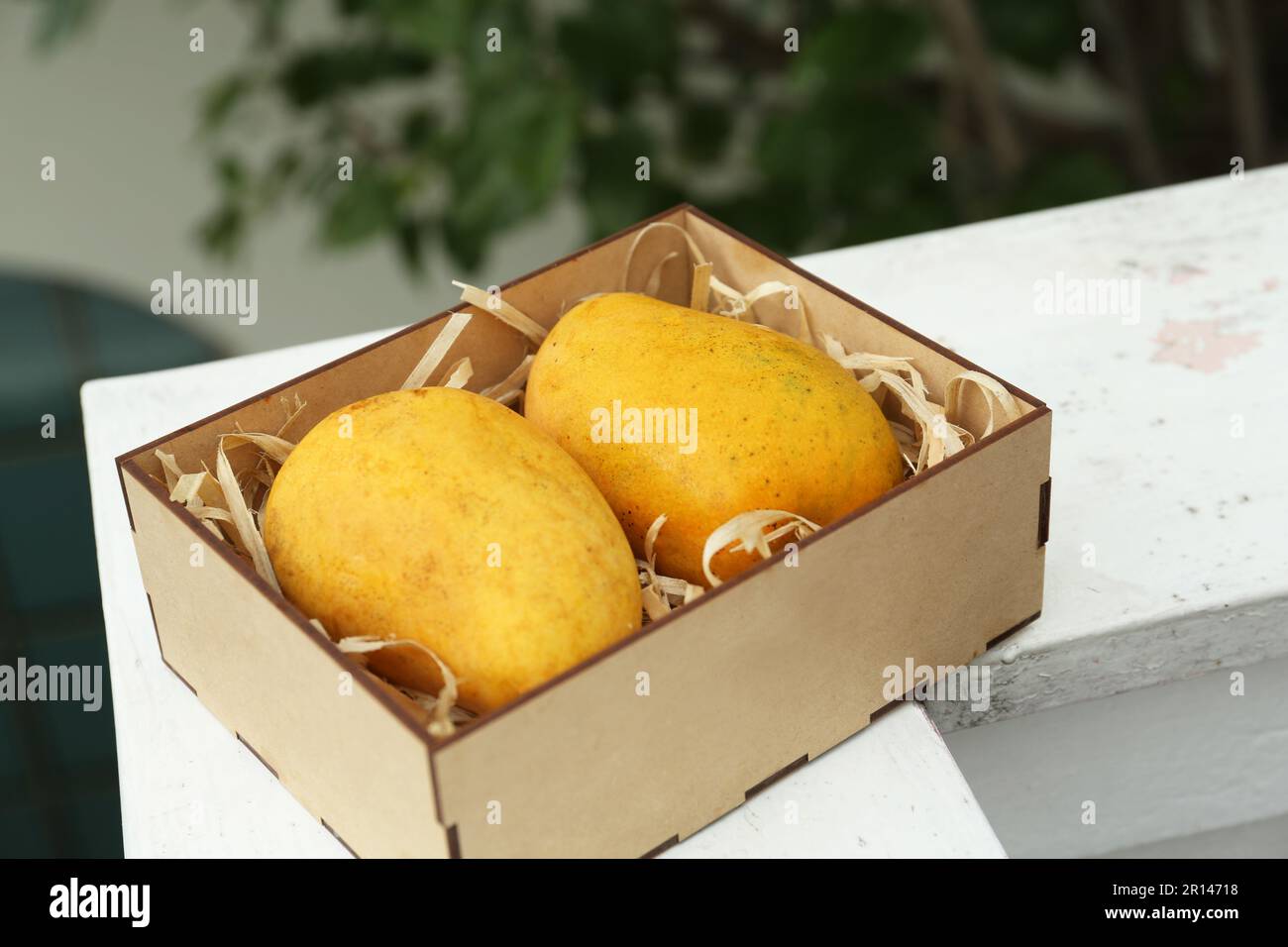Box of mangoes hi-res stock photography and images - Alamy