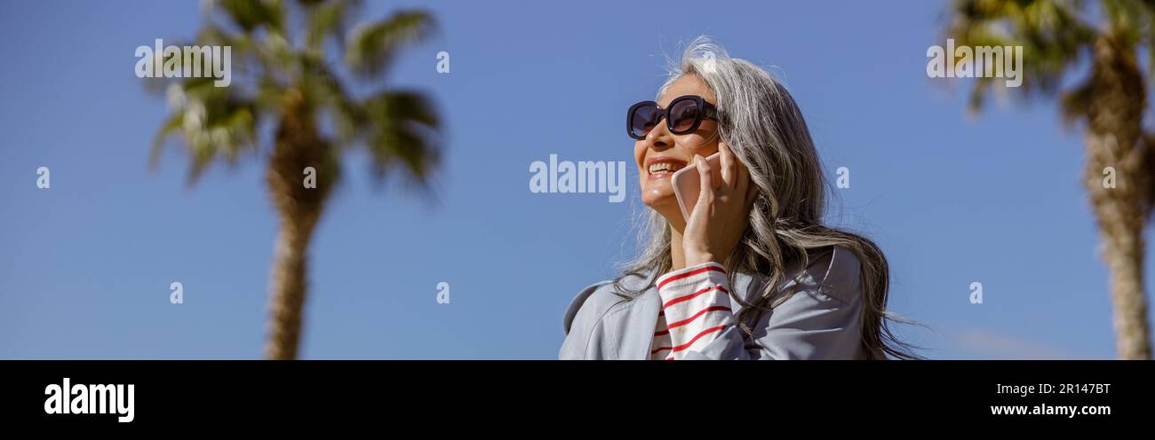 Stylish mature woman alone hi-res stock photography and images - Alamy