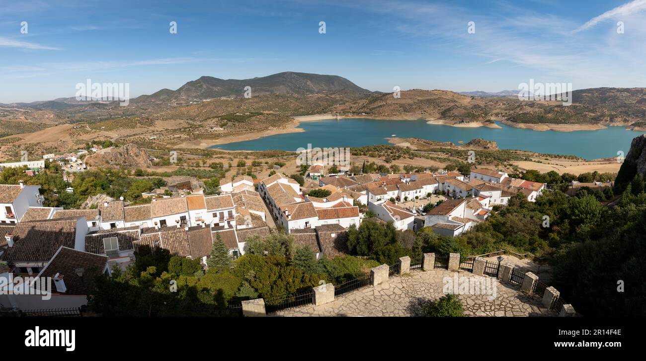 Zahara de la Sierra y su pantano Stock Photo - Alamy
