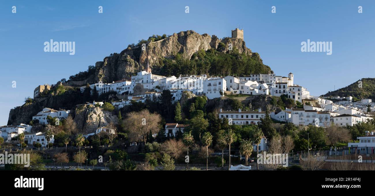 Zahara de la Sierra y su pantano Stock Photo - Alamy