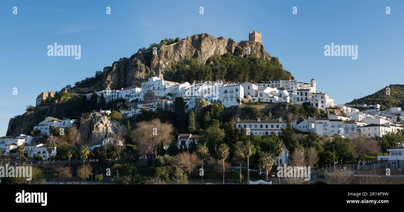 Zahara de la Sierra y su pantano Stock Photo - Alamy