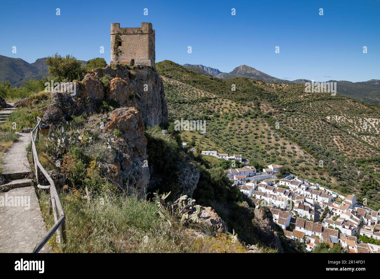 Zahara de la Sierra y su pantano Stock Photo - Alamy