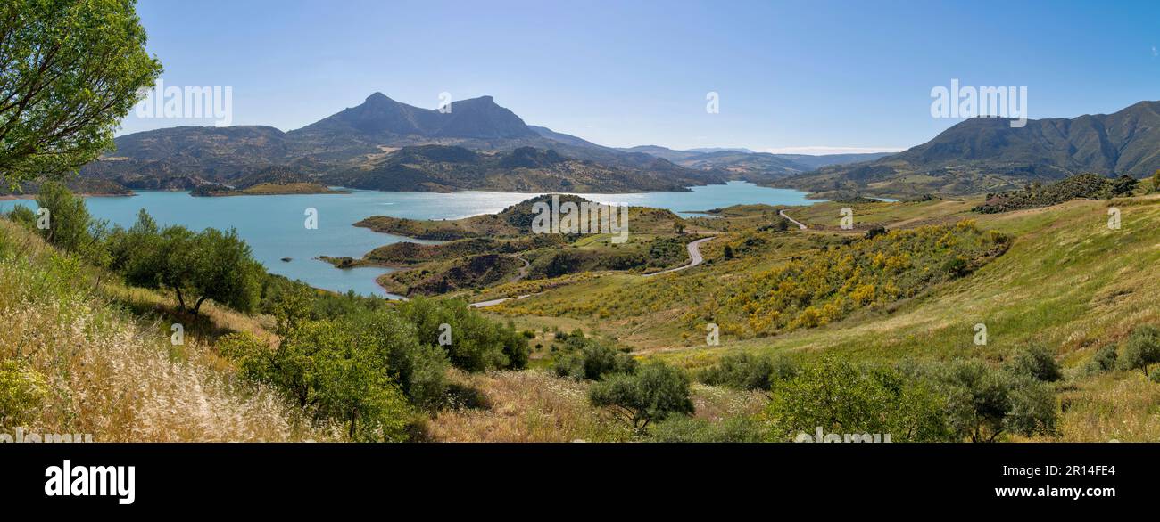 Zahara de la Sierra y su pantano Stock Photo - Alamy