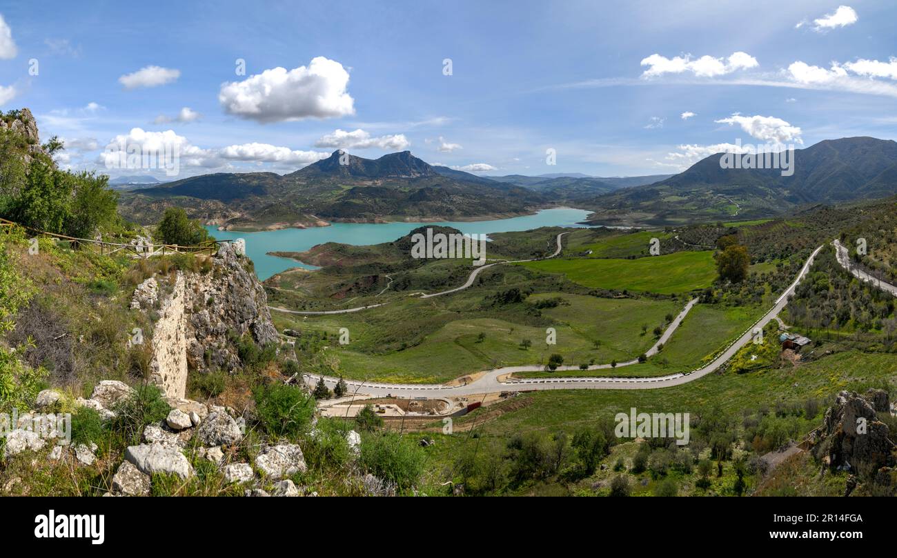 Zahara de la Sierra y su pantano Stock Photo - Alamy