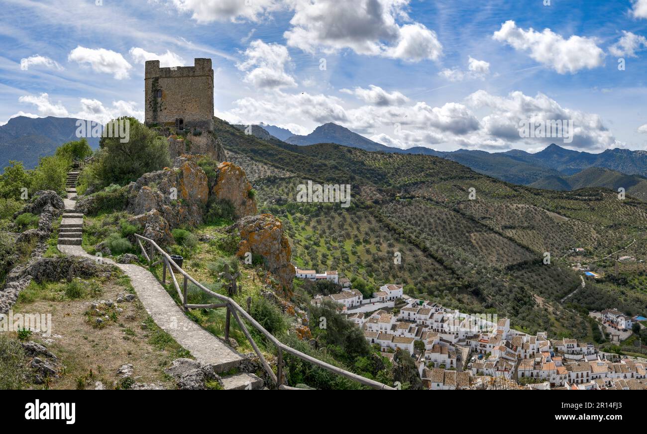 Zahara de la Sierra y su pantano Stock Photo - Alamy