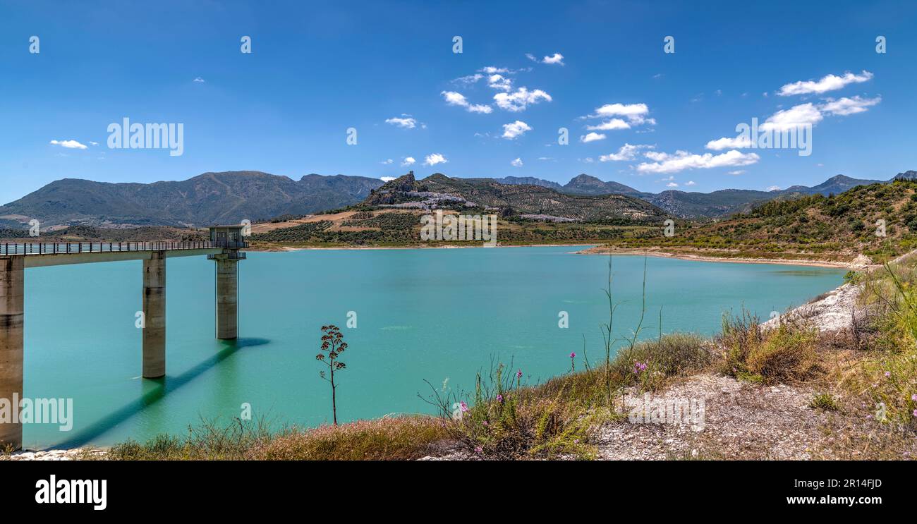 Zahara de la Sierra y su pantano Stock Photo - Alamy