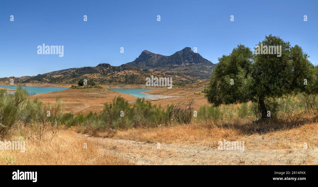 Zahara de la Sierra y su pantano Stock Photo - Alamy