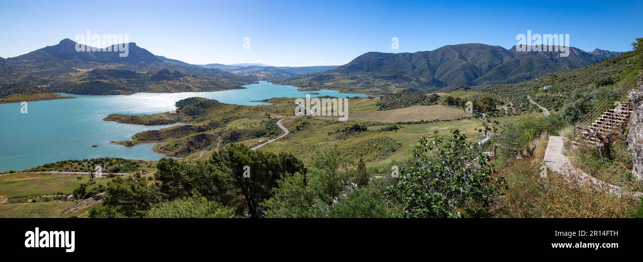 Zahara de la Sierra y su pantano Stock Photo - Alamy