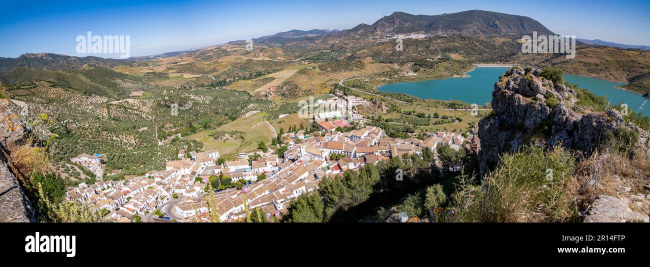 Zahara de la Sierra y su pantano Stock Photo - Alamy
