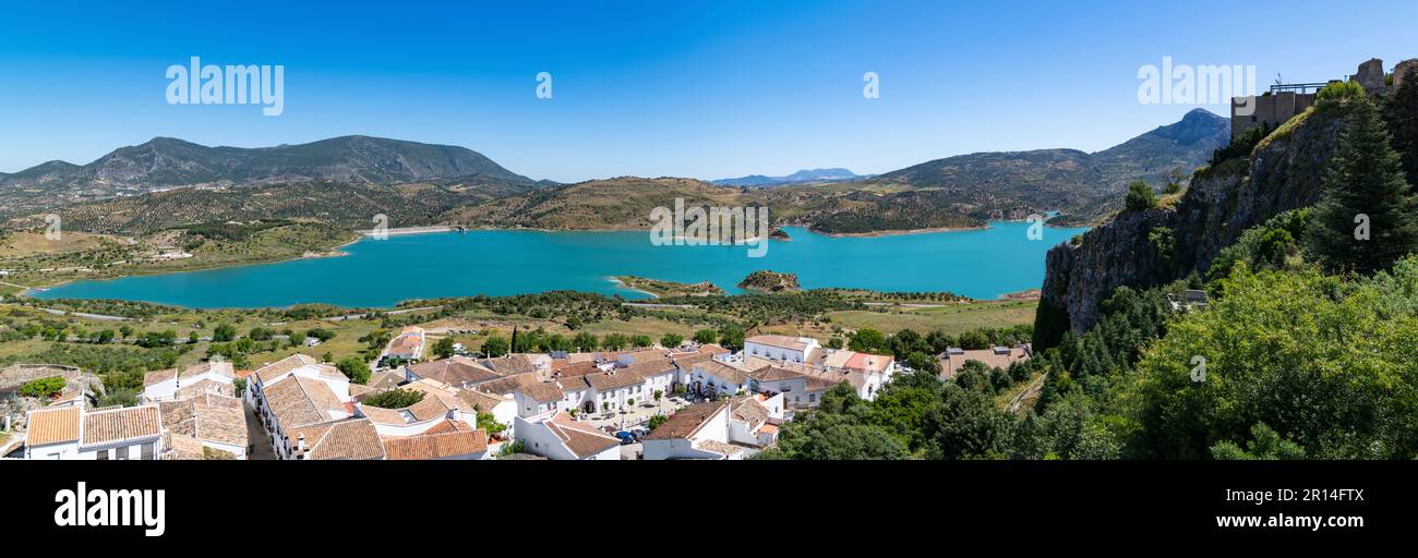 Zahara de la Sierra y su pantano Stock Photo - Alamy