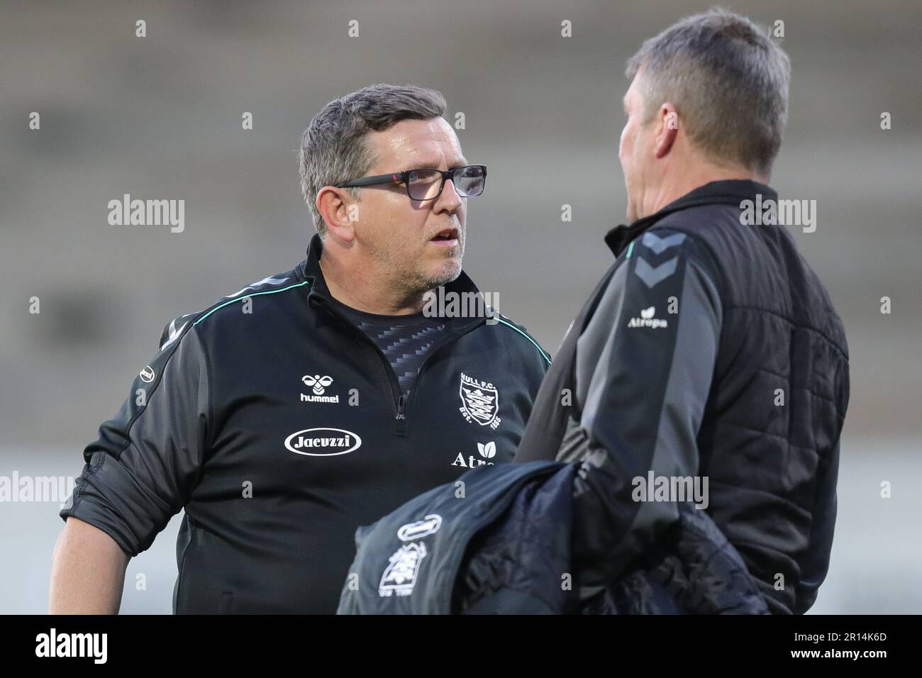 Head of strength and conditioning Jason Davidson speaks with Tony Smith Head Coach of Hull FC ahead of the Betfred Super League Round 12 match Wakefield Trinity vs Hull FC at The Be Well Support Stadium, Wakefield, United Kingdom, 11th May 2023  (Photo by James Heaton/News Images) Stock Photo